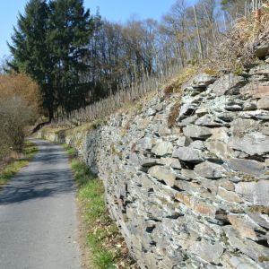Trockenmauer im Weinanbaugebiet in Obernhof. Foto_Stefan Eschenauer.JPG